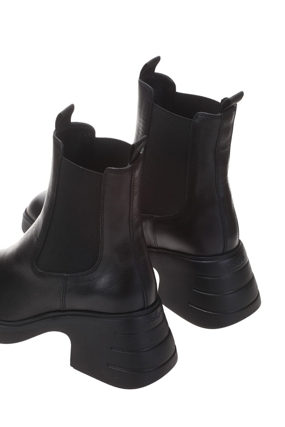 shop HOGAN Saldi Stivaletto: Hogan Chelsea boot H618 nero.
Tomaia in pelle.
Tiranti in gros grain.
Inserti elastici laterali.
Fussbett in memory foam .
Suola in EVA.
Indicazioni di cura e mantenimento incluse.
Custodia in tessuto inclusa.
Composizione: 100% pelle.
Made in Italy.. HXW6180EL20ZKA-B999 number 816154